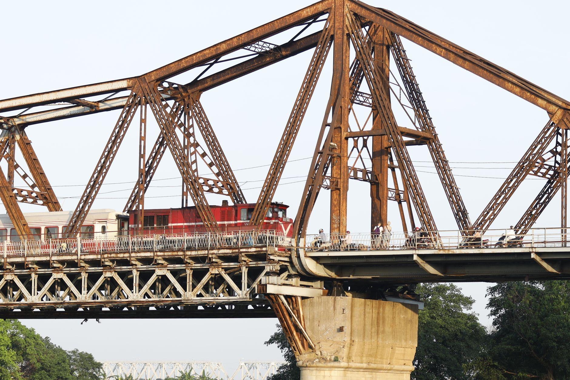 Train on Long Bien Bridge