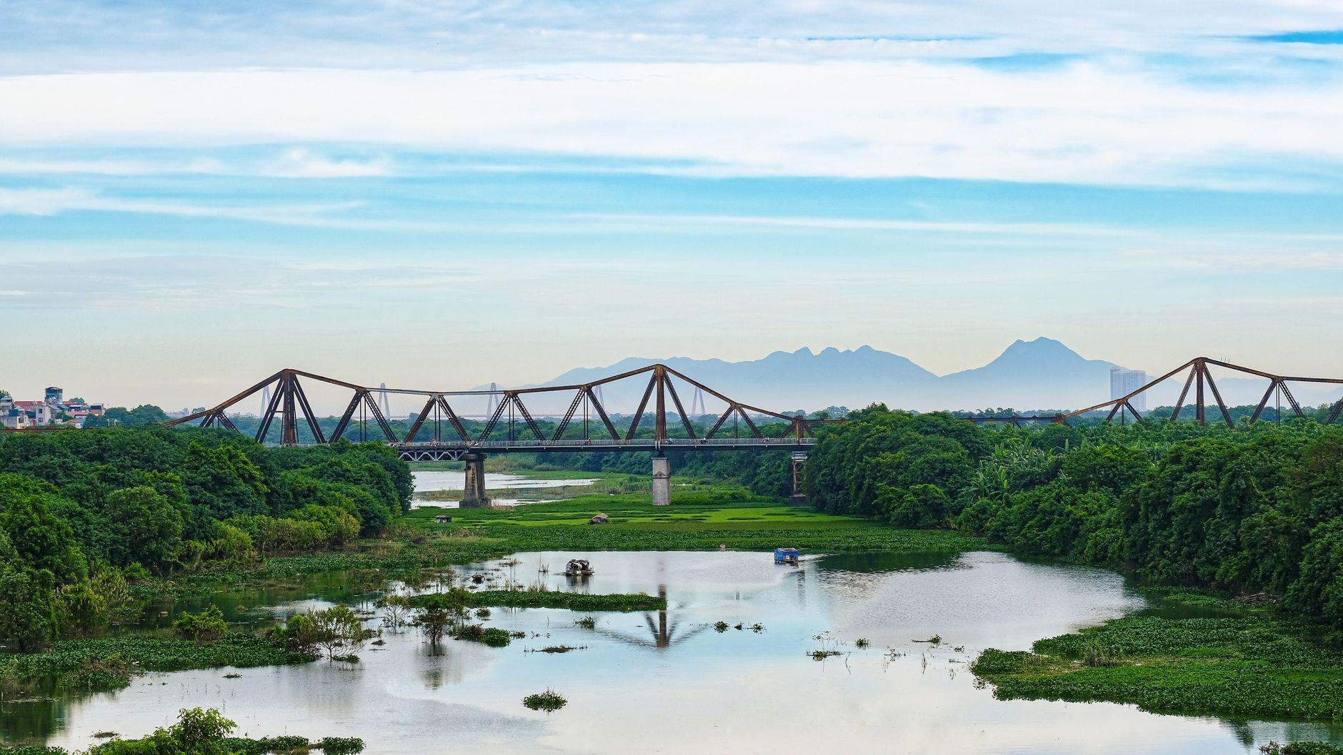 Long Bien Bridge