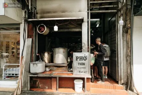 Phở Thìn Lò Đúc: Hanoi's Famous Stir-Fried Beef Pho