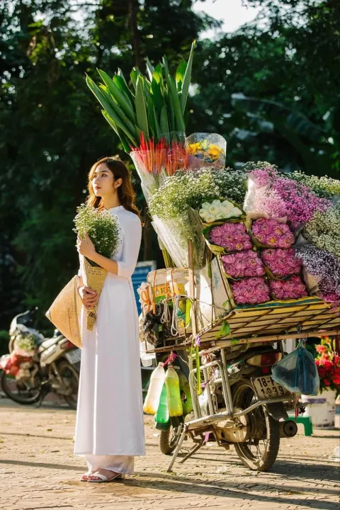 Hanoi Sunrise Photography Walk: Long Bien Bridge, Flower Markets, and Morning Light (2026)