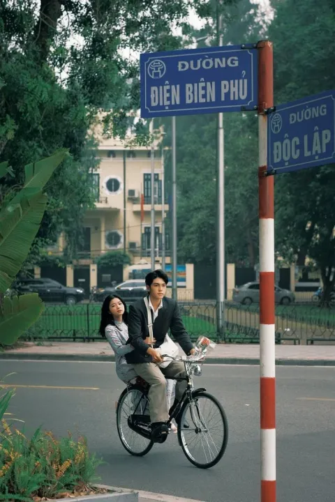 Couple & Honeymoon Photoshoot in Hanoi: A Relaxed, Candid Guide (2026)