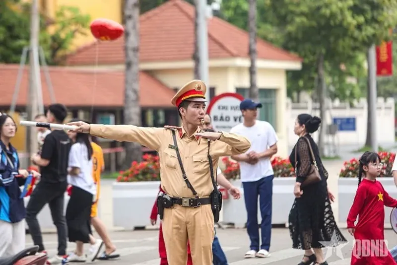 How to Cross the Street in Hanoi: A Practical Survival Guide to Traffic, Scooters, and Staying Calm (2026)